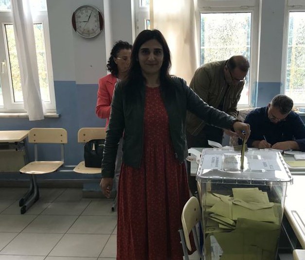 sevincoskun_'s tweet photo. Oyumuzu; demokrasi, barış, adalet, eşitlik ve özgürlükten yana #Balıkesir #Gömeç Ahmet Karakaş Ortaokulunda kullandık.
Yarın daha güzel bir güne uyanmak için sandığa gidelim, oyumuzu kullanalım!

Mutlaka kazanacağız / Serkeftin✌️✌️ https://t.co/xw0KdqJUcy