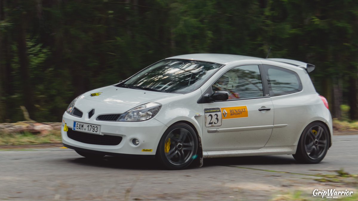 DanielRebicek's tweet photo. Kapesních raketoplánů už tady bylo dost, ale proč nepřidat další 🔥

#renault #clio #rs #car #automotive #rally #rallycar #race #raceday #racecar #auto #amateur #photo #photography #photooftheday #photographer #france #czech #motorsport #motion #white #rocket #hothatch https://t.co/HHMV6W54T6