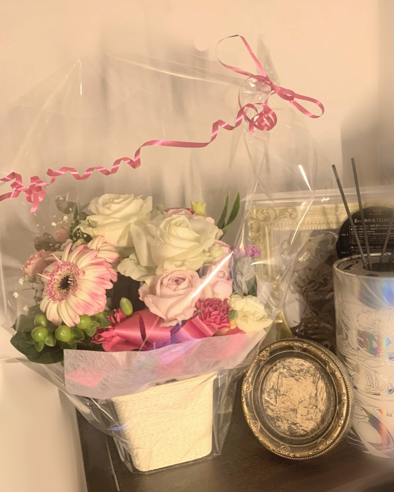 「娘のふわわちゎ(#FUWAWA_Chiwa)さんから母の日の贈り物でお花をいただ」|間宮ミヤのイラスト