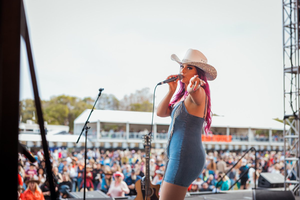 PERTH - I’ll be thinking about today for a long time 💜 
What an amazing crowd!! So many photos, videos and thankyous to come ✨ 
#countrymusic #perth