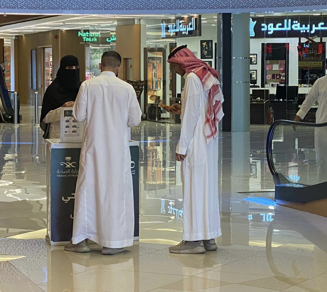 #خبر| نفذ مركز القلب بحائل ممثلاً بإدارة التواصل المؤسسي-قسم التوعية والتثقيف الصحي بتفعيل حملة توعوية وتثقيفية حول #تطبيق_صحتي والخدمات التي يقدمها والعيادات عن بعد في عدد من المولات والمجمعات التجارية، وذلك لتشجيع المجتمع على أخذ المواعيد عن بعد دون الحاجة للذهاب إلى المنشأة