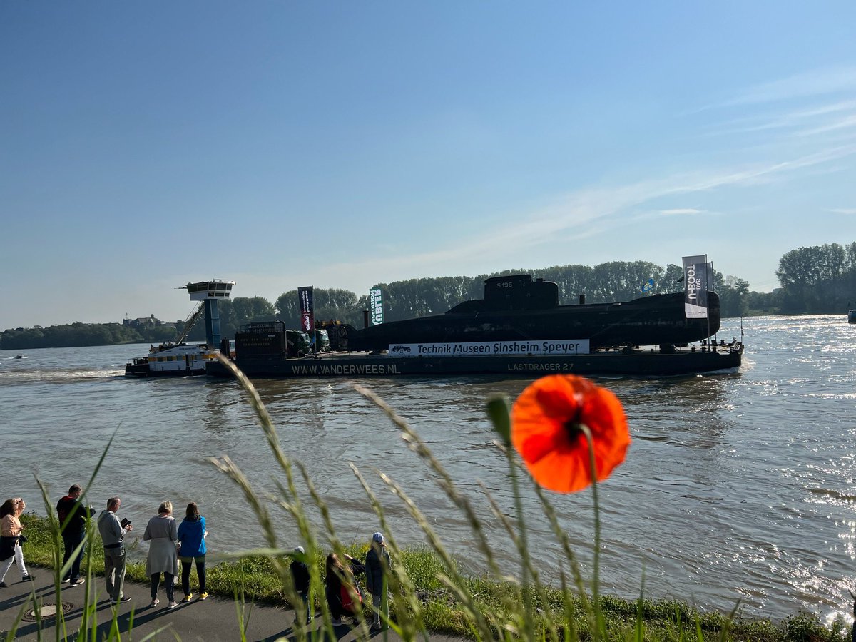 dirk_schnuis's tweet photo. Menschenauflauf am Rheinufer in Urfeld! Die Ankunft des U-Boots U17 verdrängte das Frühstück zum Muttertag in den Hintergrund…… 
#uboot #U17 #Rhein #Urfeld #TechnikMuseenSinsheim #Muttertag https://t.co/Vbq7SOmn6Y