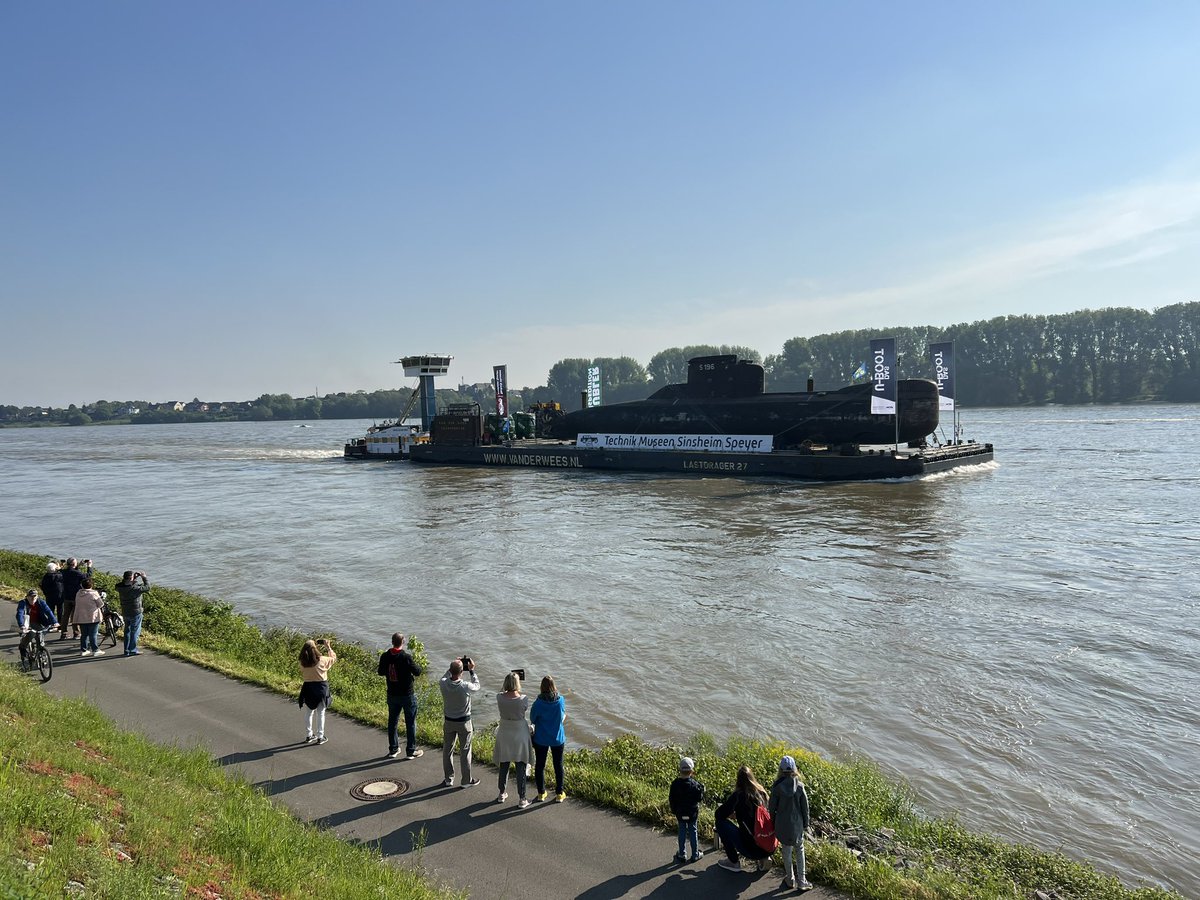 dirk_schnuis's tweet photo. Menschenauflauf am Rheinufer in Urfeld! Die Ankunft des U-Boots U17 verdrängte das Frühstück zum Muttertag in den Hintergrund…… 
#uboot #U17 #Rhein #Urfeld #TechnikMuseenSinsheim #Muttertag https://t.co/Vbq7SOmn6Y