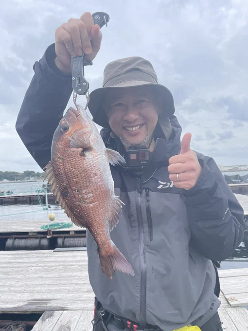 今日は神奈川の海上釣り堀 みうら海王に家族で行ってきました!4人で鯛9匹にシマアジ3匹!たくさん釣れて楽しかったー!!