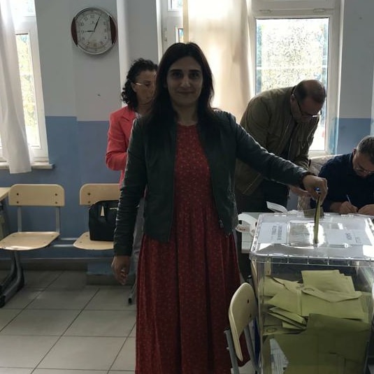 BlkYesilveSol's tweet photo. Balıkesir 1. Sıra Milletvekili adayımız Şevin COŞKUN Gömeç Ahmet Karakaş Ortaokulunda oyunu kullandı. Tüm halklarımıza hayırlı olsun; demokrasi ve özgürlük kazansın✌
@sevincoskun_ https://t.co/GZS0aMVPzi