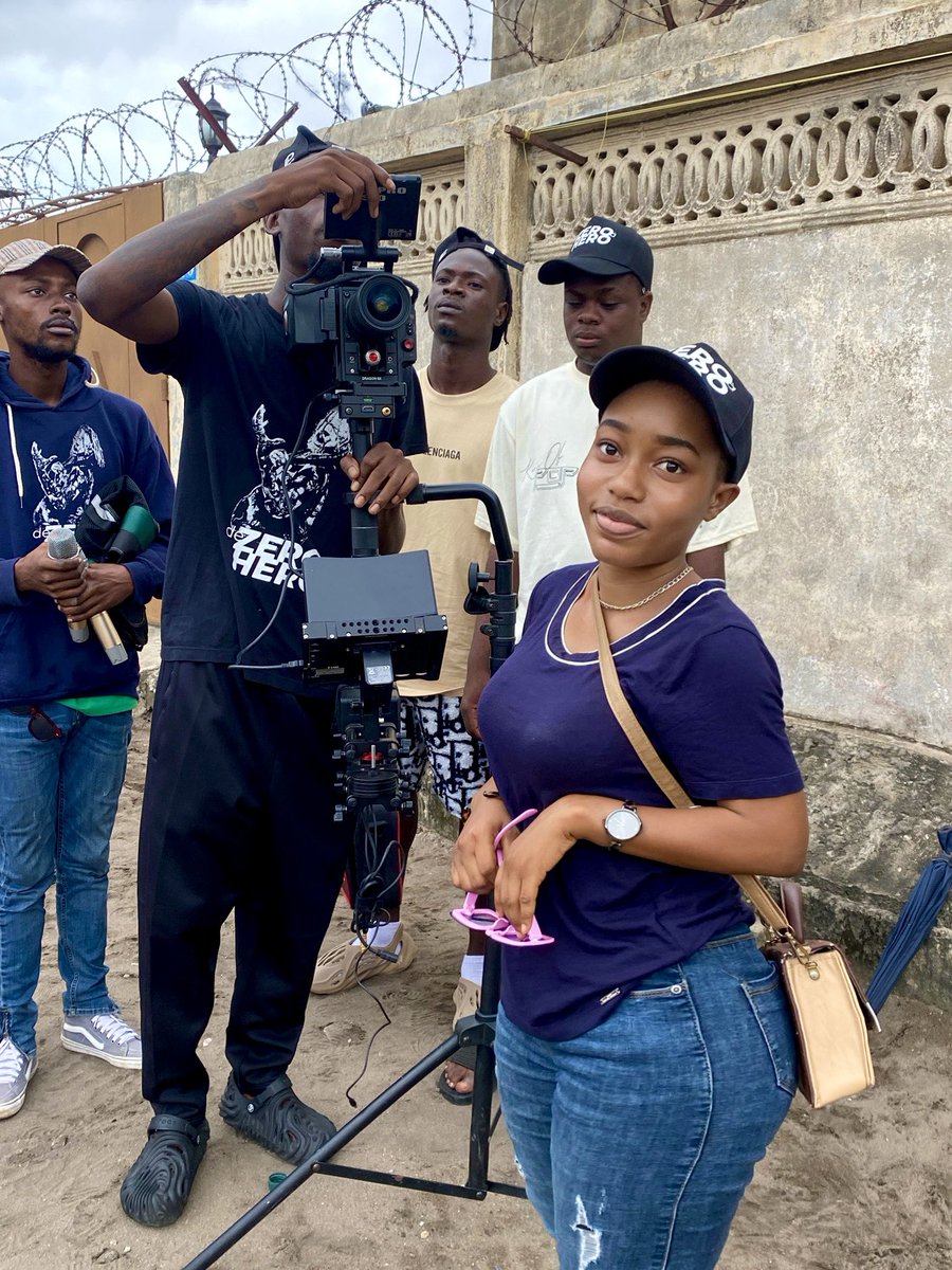 nelly_marilyn's tweet photo. Silence plateau ! Ça tourne 🎥 💫 #tournage #camerared #lypso https://t.co/mLb9evpLAC