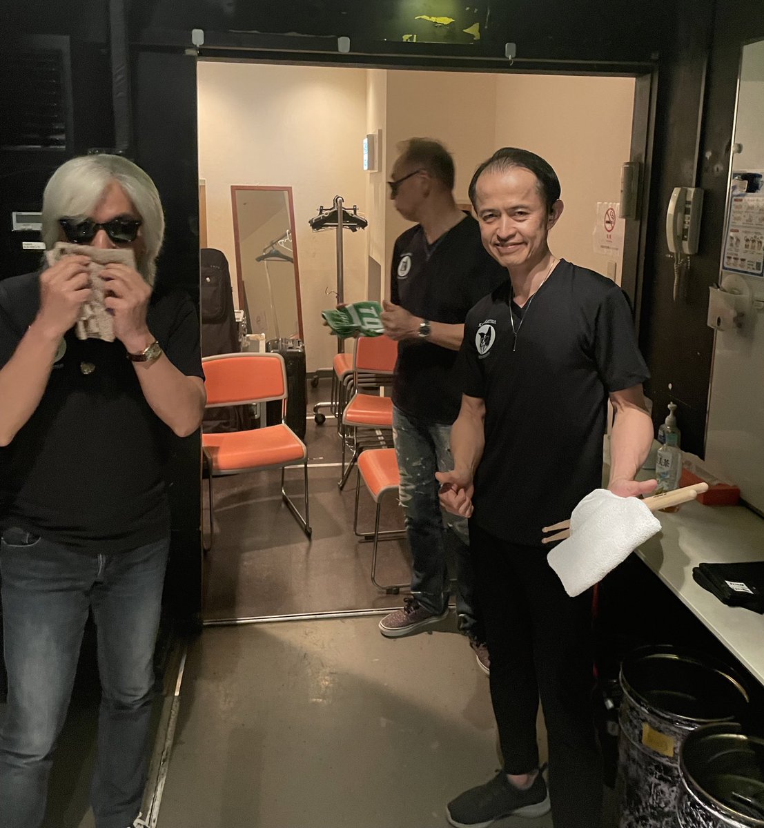 MzesRecordz's tweet photo. 【アカサカトリオ】
この後、19:00～より2nd公演です！
この公演でラストです！
お見逃し無く！！！

1st公演 開演直前のメンバーをパシャリ📸
 #アカサカトリオ https://t.co/0HLfzw9dl4