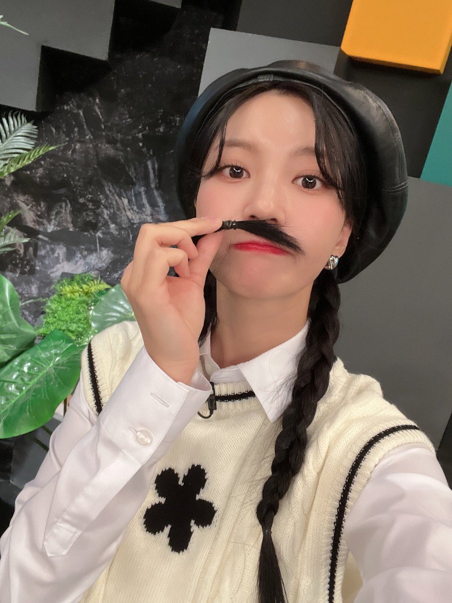 8_OHMYGIRL's tweet photo. [#OHMYAir] 일요일이 기다려지는 이유😍 잠시 후 7시 10분, 'KBS1 이슈 Pick, 쌤과 함께'에 #유빈 이가 출연합니다👏 크리 여러분들 오늘도 본방사수로 유빈이와 함께해요🫶

#오마이걸 #OHMYGIRL #OMG https://t.co/ngAQZhLefd