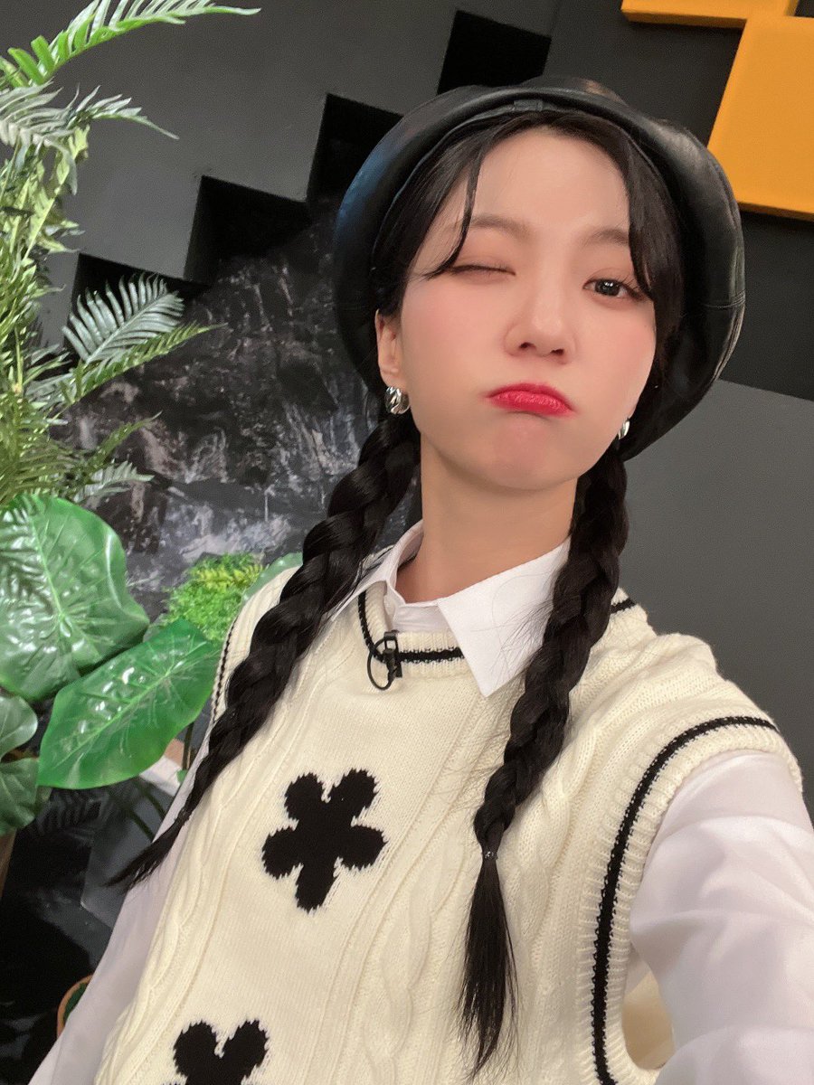 8_OHMYGIRL's tweet photo. [#OHMYAir] 일요일이 기다려지는 이유😍 잠시 후 7시 10분, 'KBS1 이슈 Pick, 쌤과 함께'에 #유빈 이가 출연합니다👏 크리 여러분들 오늘도 본방사수로 유빈이와 함께해요🫶

#오마이걸 #OHMYGIRL #OMG https://t.co/ngAQZhLefd