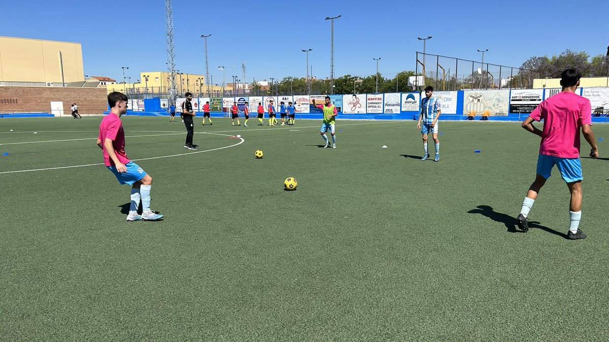 AAlgabeno's tweet photo. Ya calientan los nuestros sobre el cรฉsped del Estadio Municipal Atlรฉtico Algabeรฑo.
Todo listo para que arranque el รบltimo encuentro de la temporada. ยกVamos equipo! ๐ช๐ผโช๐ต
#ParaVOLVERaVOLVER https://t.co/gbJrsXYMoH
