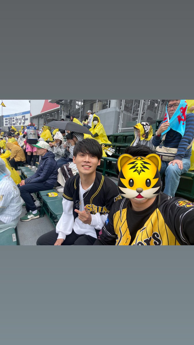 現地からとらほ〜🐯🐯🐯
高校の友達と3年振りの甲子園でした。
21安打15得点！3タテで単独首位👏
もう最高過ぎる😂
#とらほー#甲子園#単独首位#阪神ファンと繋がりたい#サトテル#3ラン#グランドスラム近本#同点タイムリー#4安打#4連勝