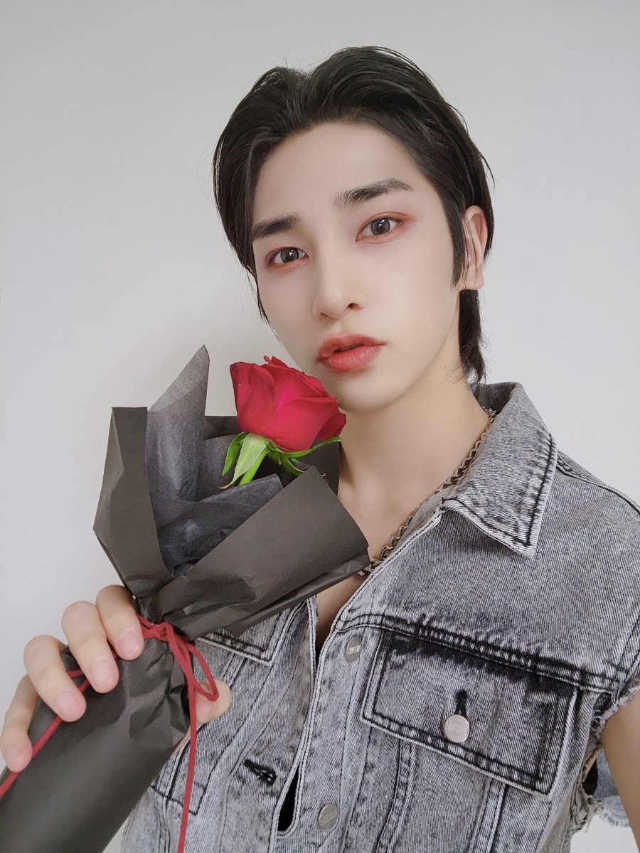 BAE173_official's tweet photo. [🌹] 

5월 14일은 로즈데이 ⚘
BAE173의 선물을 받아요💙 

#BAE173 #비에이이173
#제이민 #JMIN #한결 #HANGYUL
#유준 #YOOJUN #무진 #MUZIN https://t.co/tMESTmqZEm