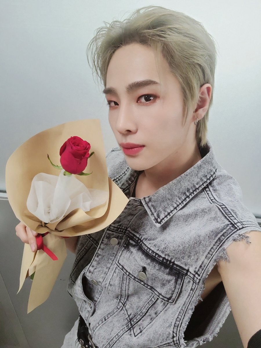 [🌹] 

5월 14일은 로즈데이 ⚘
BAE173의 선물을 받아요💙 

#BAE173 #비에이이173
#제이민 #JMIN #한결 #HANGYUL
#유준 #YOOJUN #무진 #MUZIN