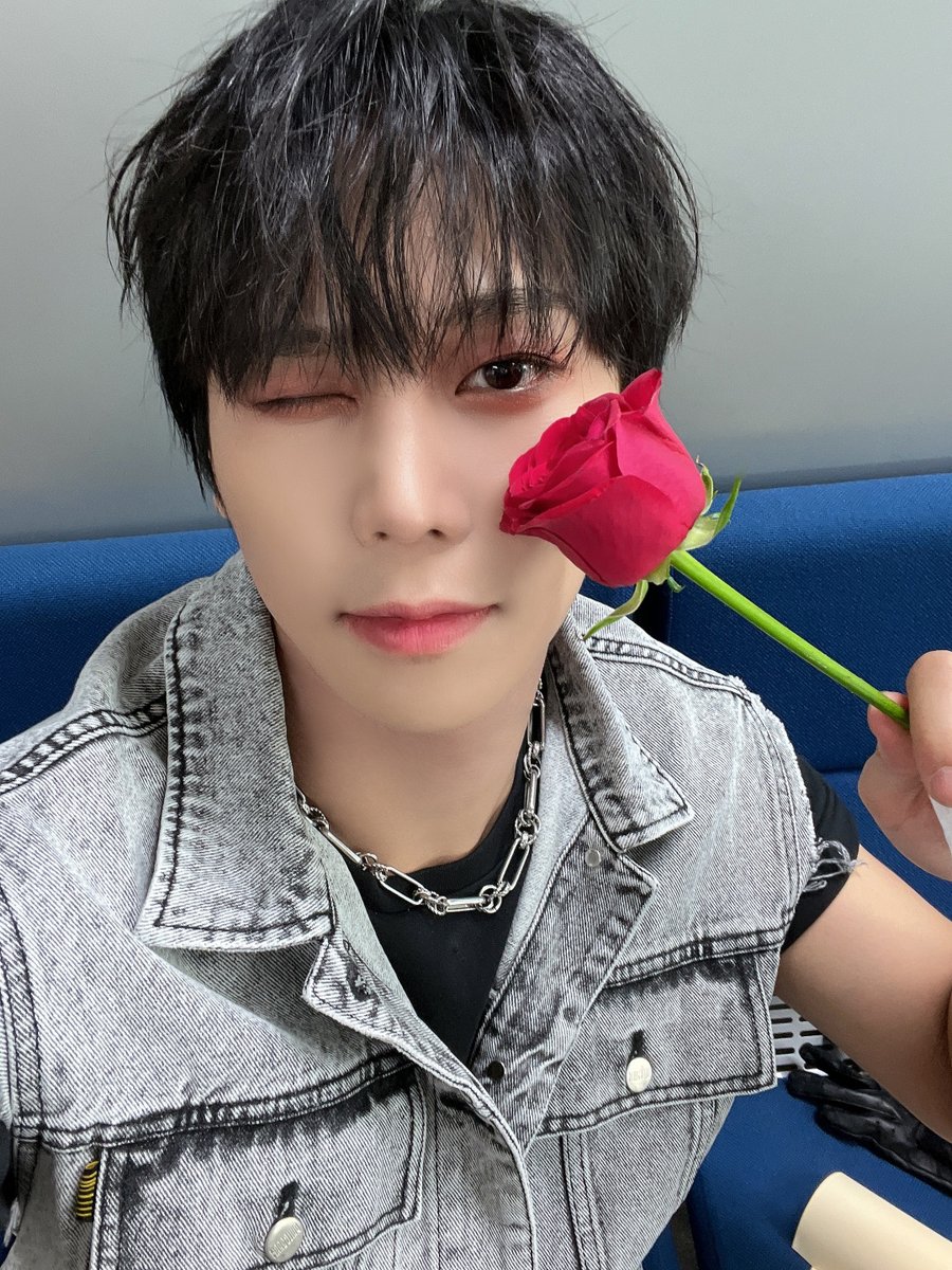 BAE173_official's tweet photo. [🌹] 

5월 14일은 로즈데이 ⚘
BAE173의 선물을 받아요💙 

#BAE173 #비에이이173
#준서 #JUNSEO #영서 #YOUNGSEO
#도하 #DOHA #빛 #BIT https://t.co/IkZ6FPR9lR