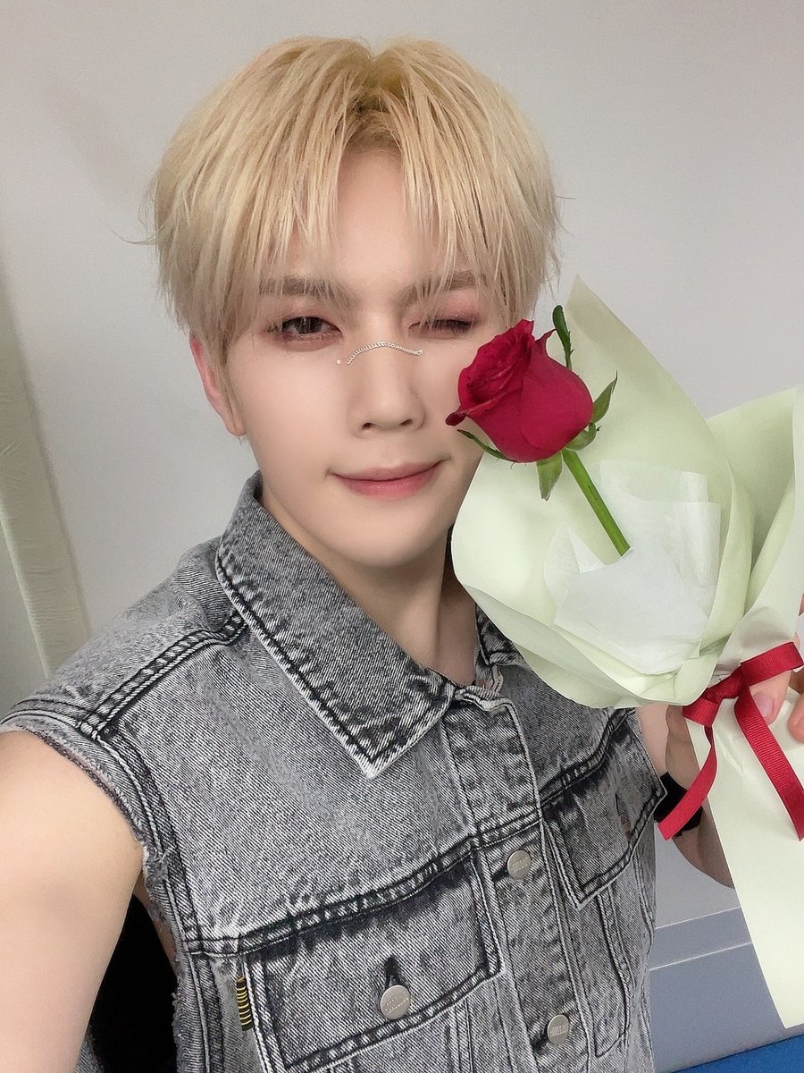 BAE173_official's tweet photo. [🌹] 

5월 14일은 로즈데이 ⚘
BAE173의 선물을 받아요💙 

#BAE173 #비에이이173
#준서 #JUNSEO #영서 #YOUNGSEO
#도하 #DOHA #빛 #BIT https://t.co/IkZ6FPR9lR