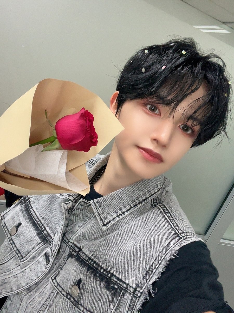 [🌹] 

5월 14일은 로즈데이 ⚘
BAE173의 선물을 받아요💙 

#BAE173 #비에이이173
#준서 #JUNSEO #영서 #YOUNGSEO
#도하 #DOHA #빛 #BIT