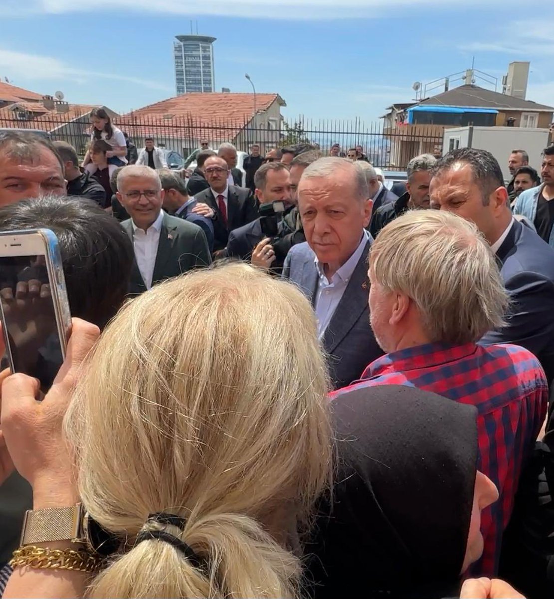 Turkey’s President seems confident after voting. ‘Are you going to win?’ I ask. ‘Hopefully,’ he says. AC:’Will you accept the outcome whatever?’ Pres: ‘That’s a v bad question and shows you don’t know me for past 20 years’. Moves on #TurkeyElections #Erdogan @SkyNews