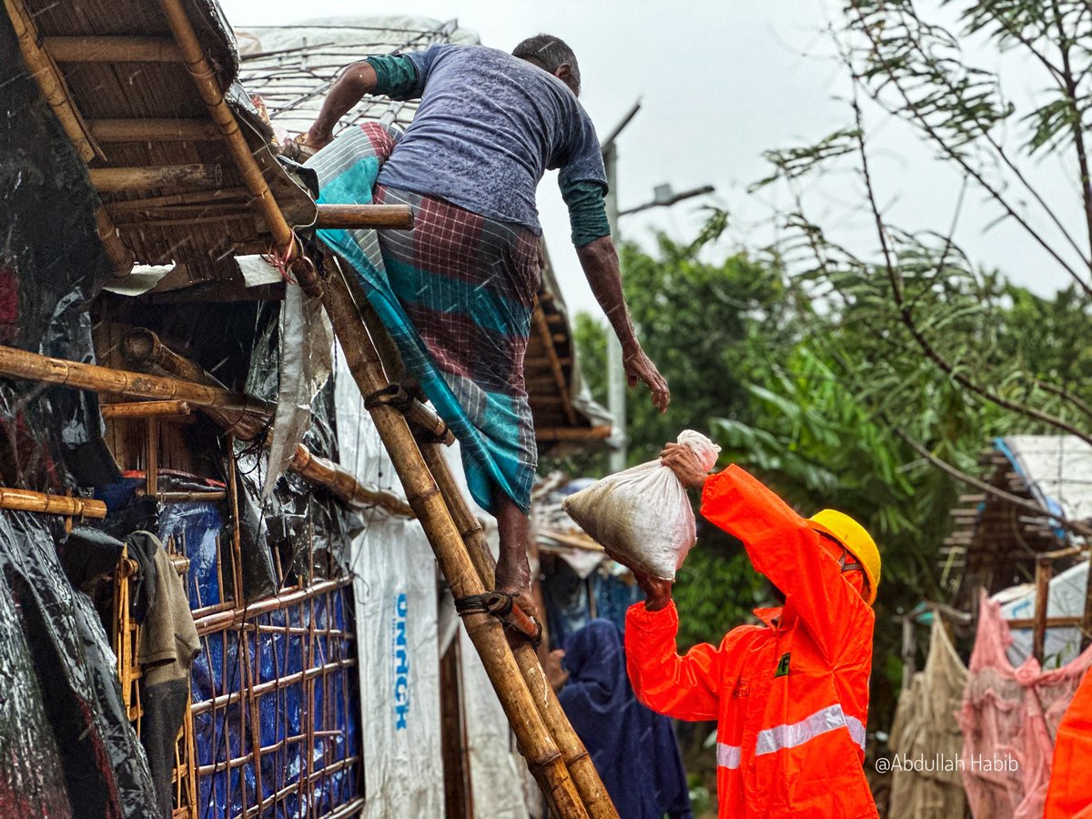 Abdulla_AH7's tweet image. As the cyclone mocha hit the camp and the devastating shelters already started. Few of the shelters got damaged and refugee are trying their best to keep upgraded their shelters and also it is seen that CPP volunteers are providing supports to the needy one.

#CycloneMochaUpdate