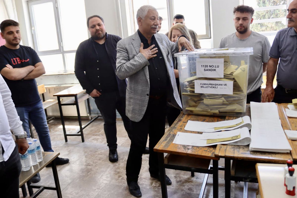 Bugün Demokrasi şöleni yaşanıyor. Ailece oyumuzu kullandık, vatanımıza, milletimize hayırlı uğurlu olsun.