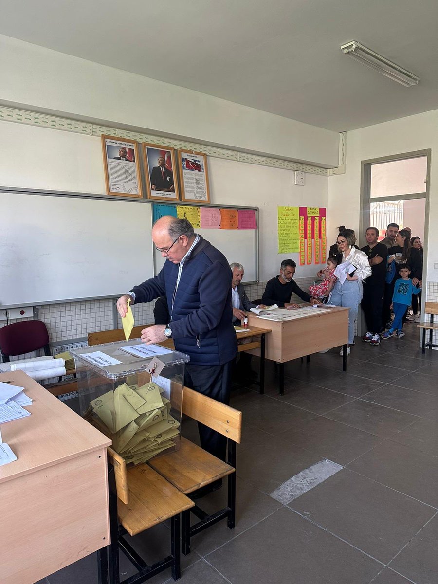 hc_huseyincelik's tweet photo. Oyumuzu kullandık. Sonucun ülkemiz, halkımız ve insanlık için hayırlı olmasını diliyorum.
Twitter’daki bazı mesajlarda sanki seçim ortamında değil de savaştaymışız gibi bazı paylaşımlar yapılıyor. “Barış içinde yarış” demokratik, insani ve aynı zamanda islâmi olan tavırdır. https://t.co/c1RB1KitoG