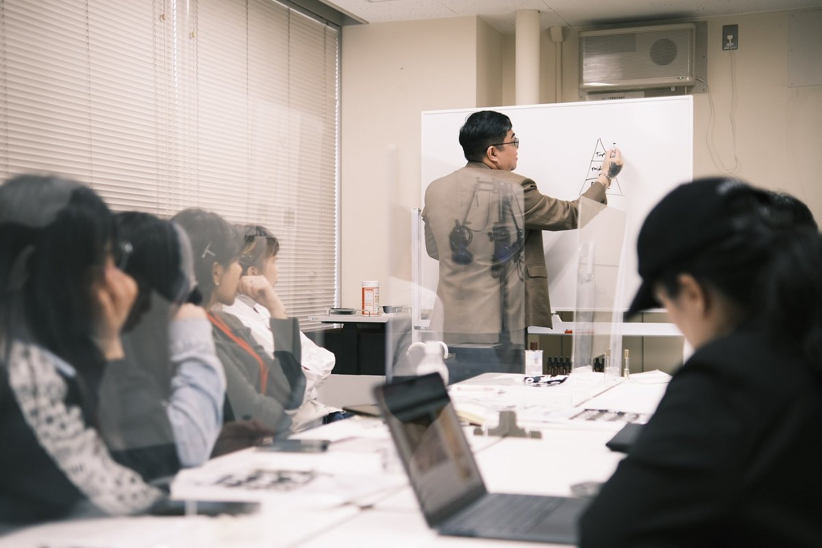 ไม่เคยฝันมาก่อนว่าวันนึงจะได้ไปสอนเรื่องเกี่ยวกับน้ำหอมที่ญี่ปุ่น แถมไปสอนในสถาบันที่ขึ้นชื่อว่าดังมาก ก็คือที่ Bunka Gakuen University
แล้วก็ผ่านมาได้ด้วยดี ถือเป็นประสบการณ์ที่ไม่คาดคิดว่าจะได้ทำมาก่อน และขอบคุณตัวเองที่ดันตัวเองมาให้พร้อมรับกับโอกาสที่มาถึงแบบไม่ทันตั้งตัว