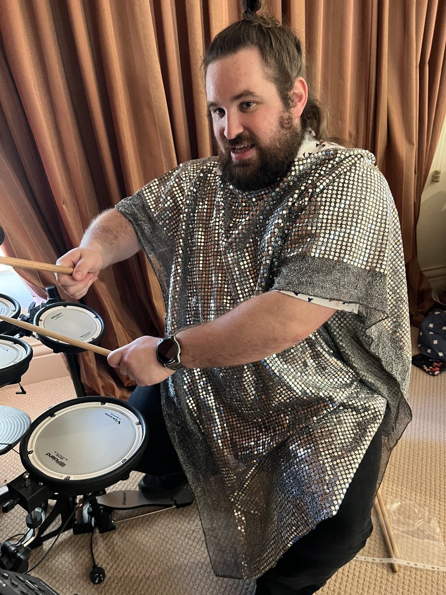 buffys_mate's tweet photo. Paying homage to #voyager #sbseurovision #Eurovision2023 https://t.co/VCUDRceQdx
