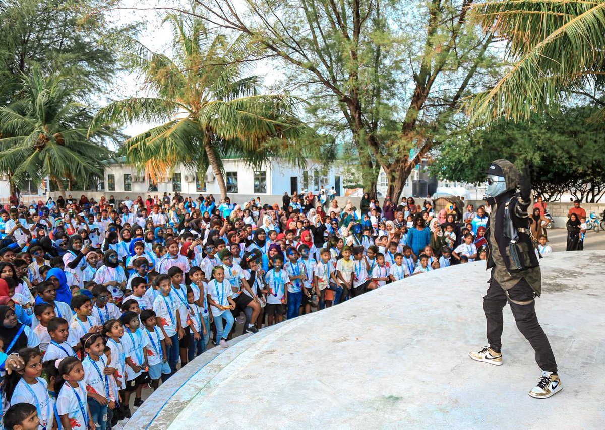 PoliceMv's tweet photo. ކުޑަކުދިންގެ ދުވަސް ފާހަގަ ކުރުމުގެ ހަރަކާތްތައް ގެމަނަފުށީގައި ކުރިއަށް ގެންގޮސްފި
https://t.co/9bFvSFmVw5 https://t.co/JTvbDXRAhB