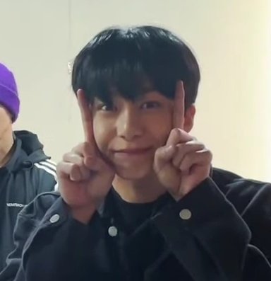 자기 아기사진 따라하는 형원이
ㅠㅜㅜㅠ 아 귀여워 ... ㅠㅠㅜ