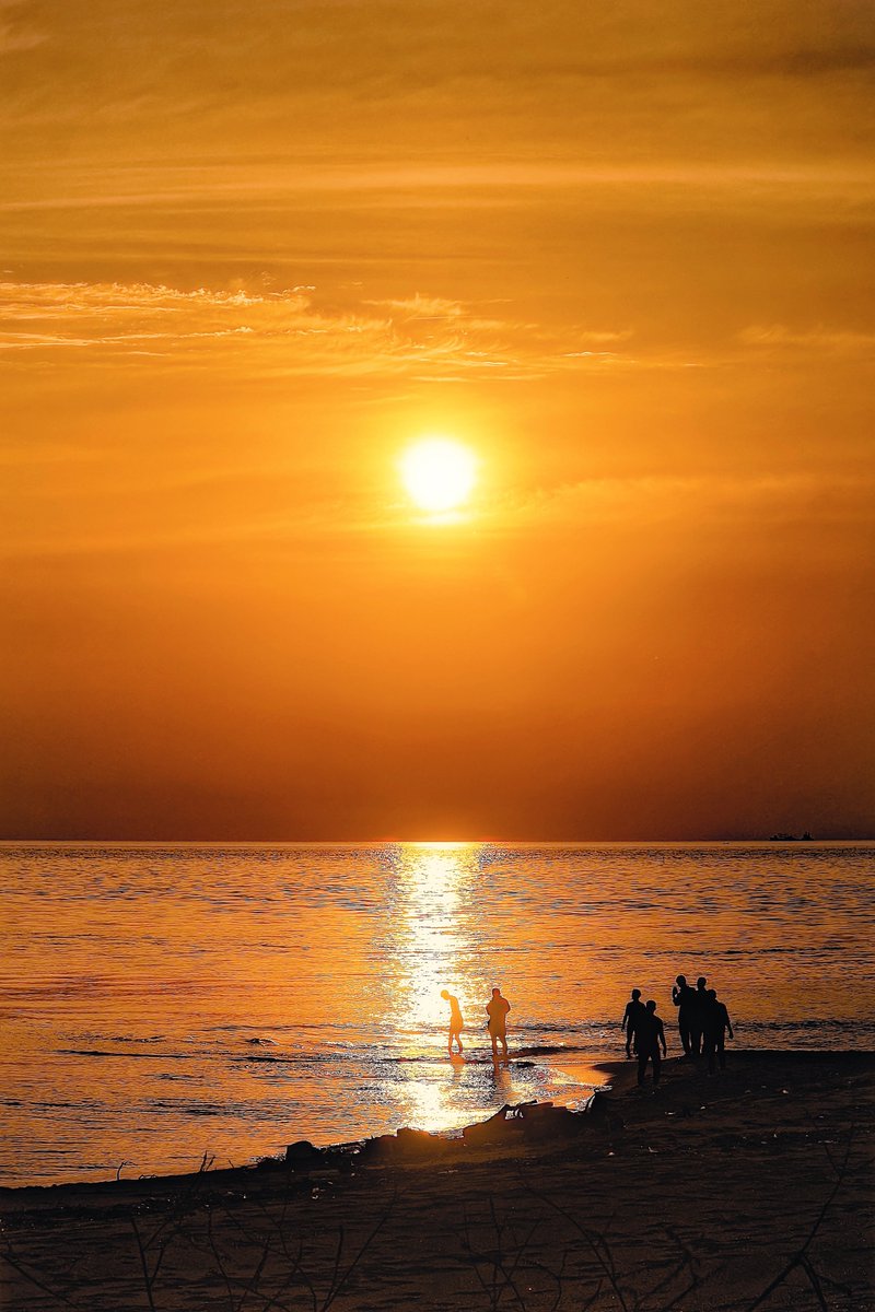 海の夕暮れ空(*´꒳`*)季節が進んで夕陽の光もどんどん眩しさを強めて全てを夕焼け色に染めていたにゃあ♪