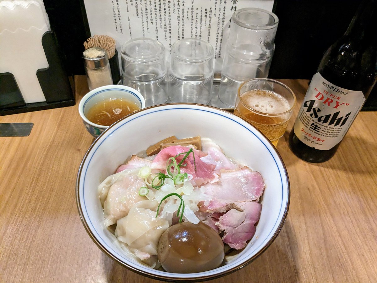 ramentechnocrat's tweet photo. MENクライ/浜松町/特製油そば＋ビール

もっちもちの麺と、味の濃いタ���、特製の豊富なトッピングが、ビールにぴったりです。 https://t.co/kmbYFvb9Ec