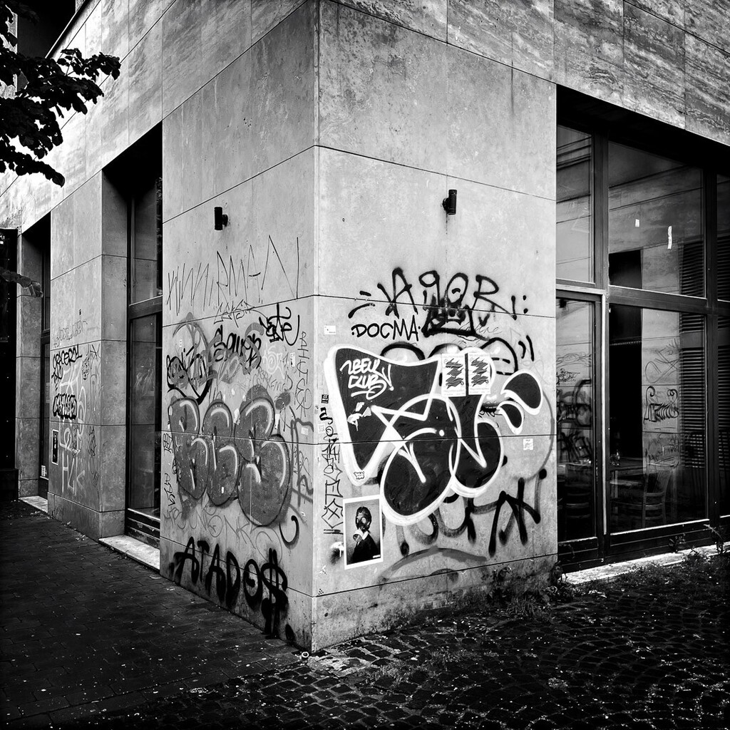 gabor_barath's tweet photo. Tag // at home as a stranger #hipstamatic #blackandwhitephotography #blackandwhite #monochromephotograph #bwphotography #bwphoto #grafiti https://t.co/cSdcbnTyP6 https://t.co/bb4WLlas4y