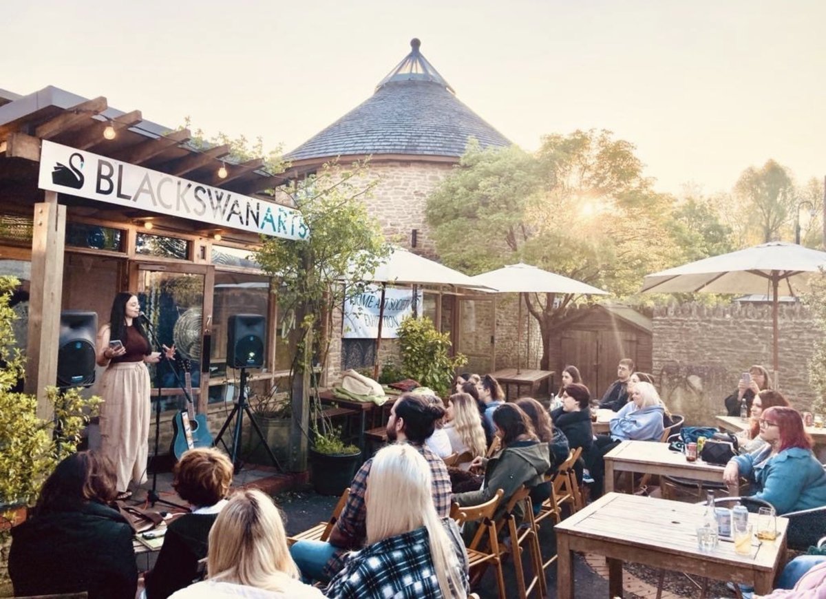 A perfectly gorgeous poetry evening here with isabelladortapoetry.com in #Frome. Thanks all for such a terrific summer evening, here’s to many more! ☀️🍹🎤🥰

📸 River House cafe, Sam Widdows