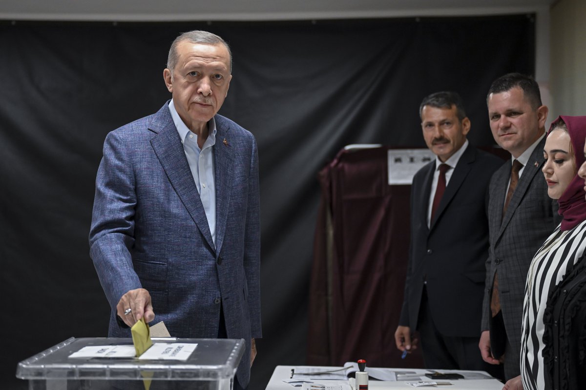 Akparti's tweet photo. Cumhurbaşkanımız Erdoğan, İstanbul’da Saffet Çebi Ortaokulu'nda oyunu kullandı. https://t.co/4VuxdFTD4j