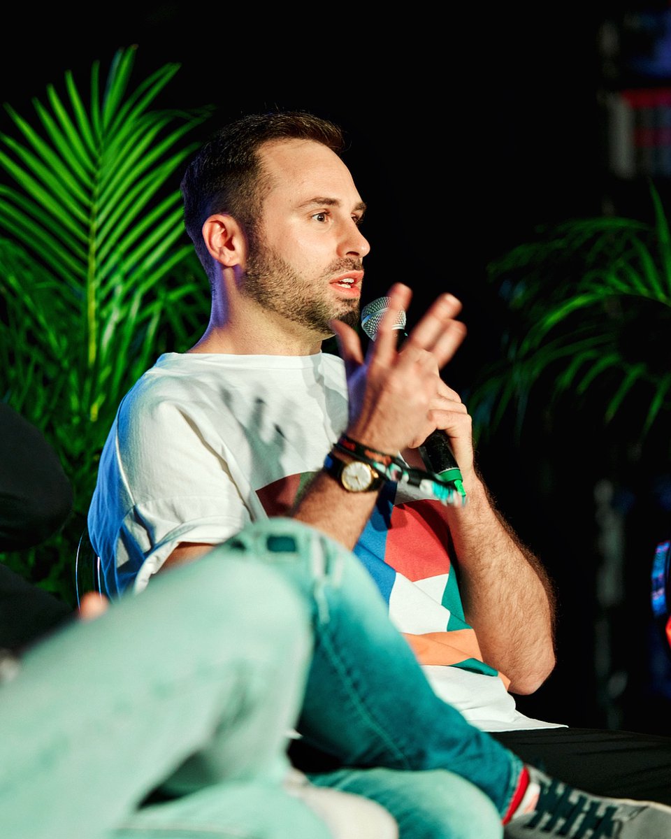milan_janosov's tweet photo. Great chat about #creative jobs, #AI, #datavisualization, #thefuturework, and more  with @portfolio_hu™  at their #genzfest

#genz  #zgeneration #finance #portfolioconferences #businessconference #networking #portfolioconferences2023 https://t.co/6tdo0u8TD4