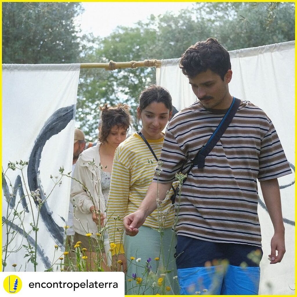 Being Land? Ser Terra? 🌳 @encontropelaterra a Evgenia Emets levou-nos numa caminhada imersiva no trilho. "Ser Terra?" fez-nos escutar, questionar e abraçar a nossa existência neste lugar. 

deixando as nossas perguntas a pairar numa árvores para que o vento as leve.. e celeb…