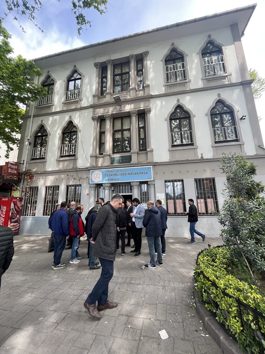 SultanCoban2's tweet photo. Et af valgstederne i Kasimpaşa distriktet i Istanbul. Måske ikke lige det sted man troede, én af verdens mest kontroversielle ledere skulle komme fra. Det er her at Erdoğan blev født, spillede fodbold, solgte simit og startede sin politiske karriere som ungkarl #dkmedier #tyrkiet https://t.co/JDIqAaT4my