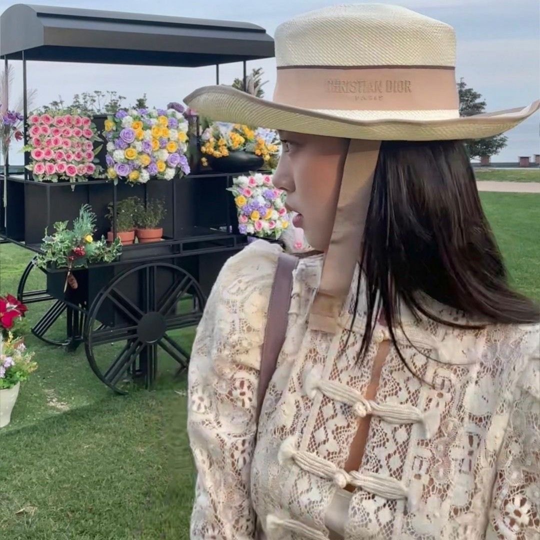 siswiMAYAY's tweet photo. ️️
—𝐉𝐚𝐧𝐚 (@MINSIexp)

Jana perempuan yang terlihat elegan, kalem dan menawan. Nyatanya dia orangnya bawel sekali, lucu, asik gtu soalnya terkadang heboh. Nyebelin juga yah, tp seneng banget aku kl jailin atau ganggu dia. Kek love-hate.
️️ ️️
️️

  ️️ https://t.co/HyUKq2d5y3