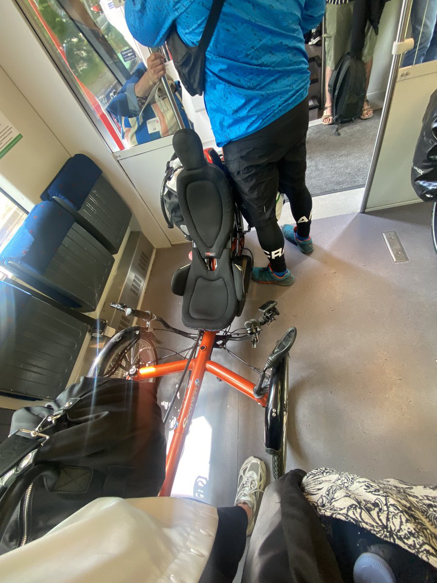 der hat grad von 4 leuten den sitzplatz weg genommen i love it 😍😍😍