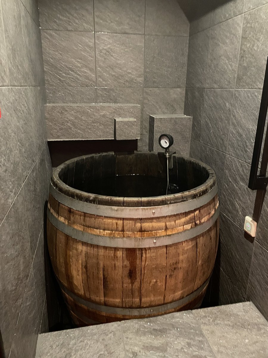 tarusaunalabo's tweet photo. 没入感のあるタル冷水風呂。
温度設定も15℃前後なので、快適な温度でリラックスすることが可能です✨
⁡
また毎回、新たな水を入れ替えるので衛生面も快適に楽しめます。
⁡
個室ならでは水風呂を是非、体験してみてください！ https://t.co/OT5Qq2Xhac