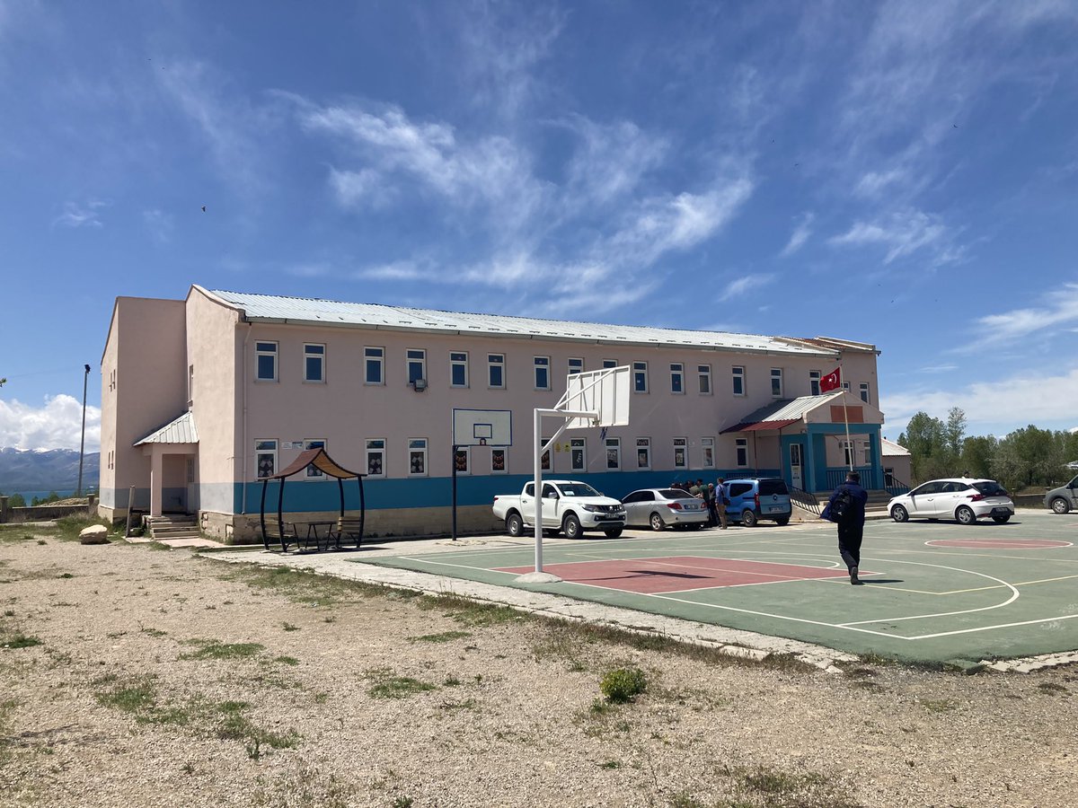 ProgIntl's tweet image. 🇹🇷 The @ProgIntl has visited three more polling stations in the past hour, each with 3 to 4 military officers stationed outside. People we spoke to report substantial turnout and confidence in the voting process.