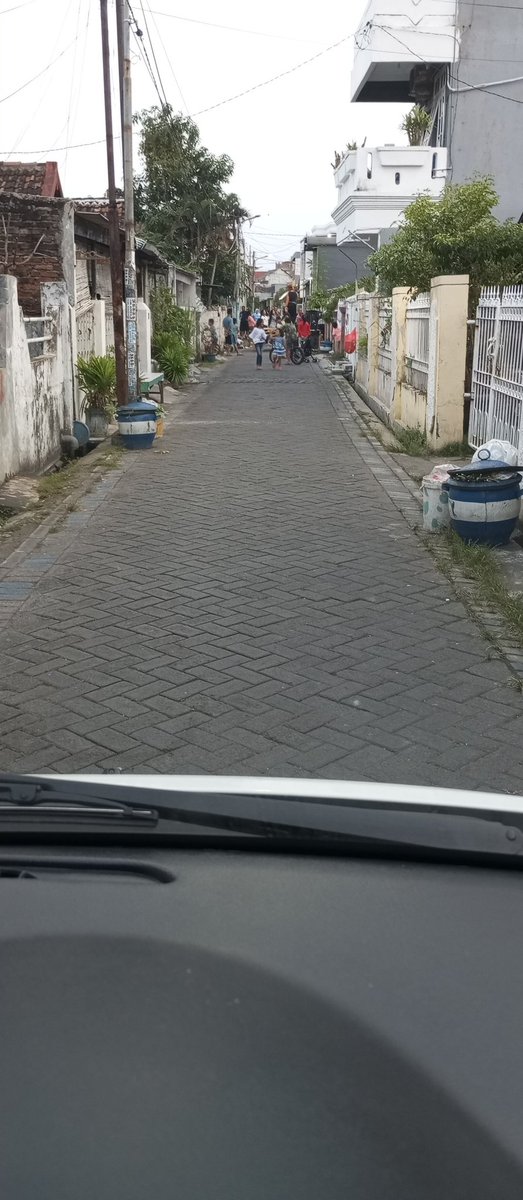 Mbok ya kalo ada kegiatan di tengah jalan, pintu masuknya diberi plang. Terlanjur masuk, mundur gak memungkinkan karena sempit banyak motor parkir, putar balik ga ada space. Lokasi Bendul Merisi 1 Selatan. <a href="/e100ss/">Radio Suara Surabaya</a>