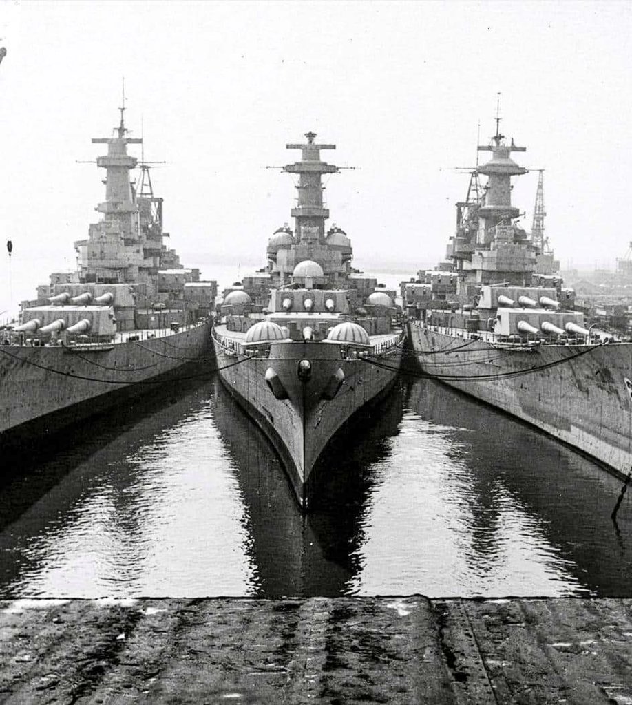 TRUFAULT's tweet image. So much firepower in one place #USSWisconsin (BB-64), #USSNewJersey (BB-62), #USSIowa (BB-61) in 1977.
🇺🇲⚓️
@USNavy #Navy #Ship #Navalwarfare #Armada #militaryship #WW3
