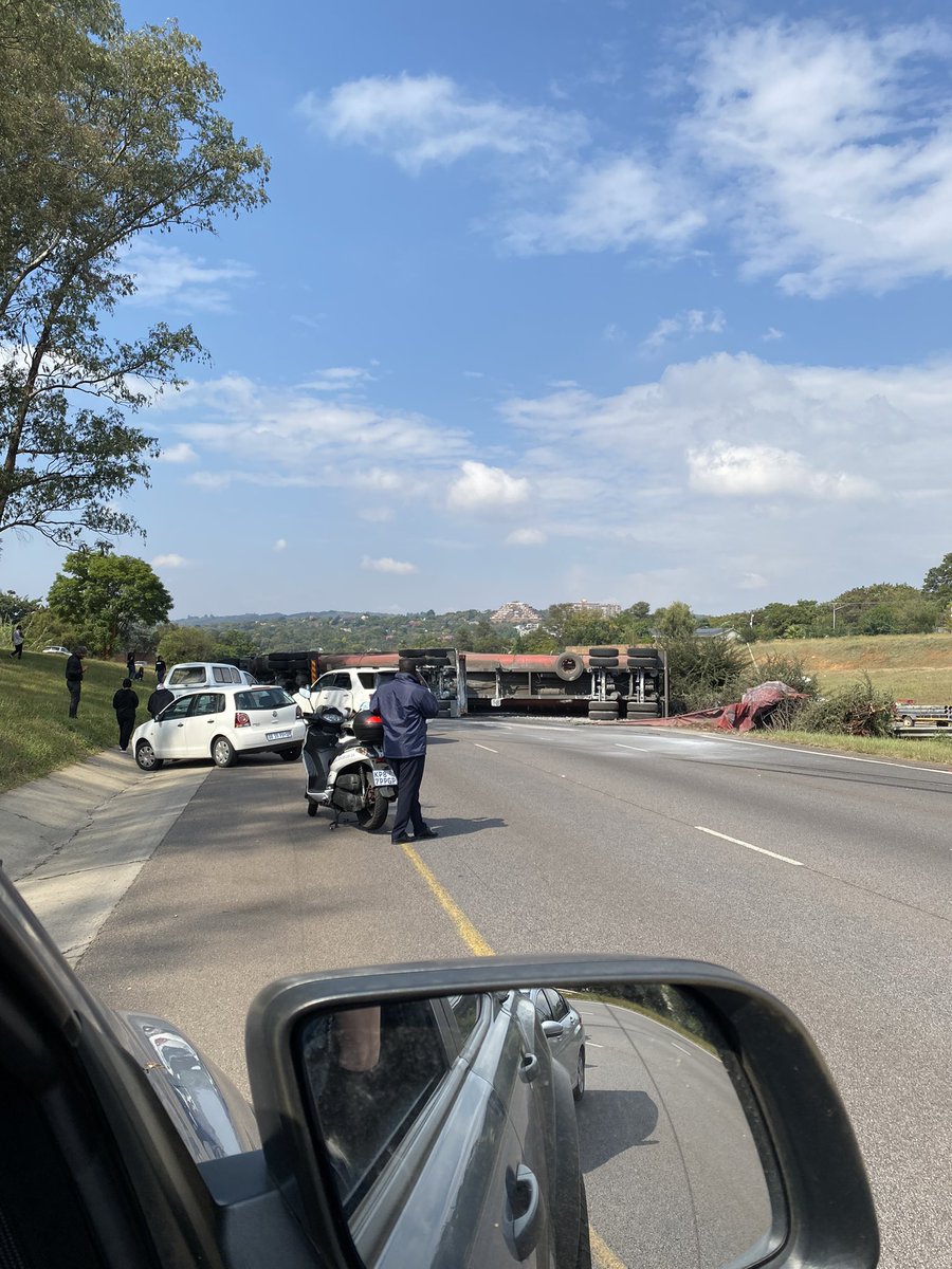 RaqsDC's tweet photo. @TrafficSA Just happened on N4E just after the Watermeyer off-ramp. Avoid this route. https://t.co/kjTG4cH1sW
