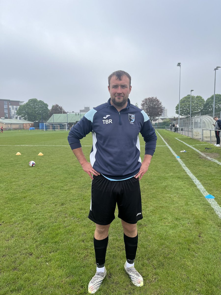 GOAAAAAAAL! 

Great play from Ben Leyland who cuts it across the box and the big man is there !!!

🔵 1 - 0 🔴 (17)