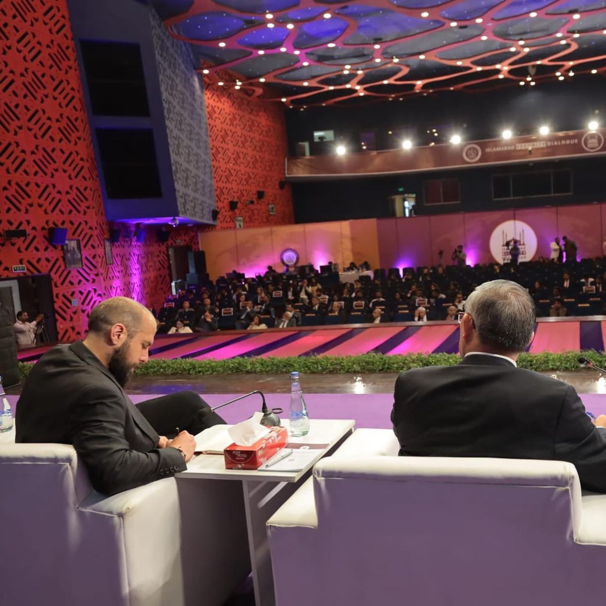 🇬🇷 Professor of Public Int’l Law at Oxford University <a href="/ATzanakopoulos/">Antonios Tzanakopoulos 🔻💙</a> was hosted in #Islamabad 🇵🇰 by <a href="/IsbDialogue/">Islamabad Security Dialogue</a> to discuss sanctions as a legal and diplomatic tool in the modern multipolar world system. #TeamEurope