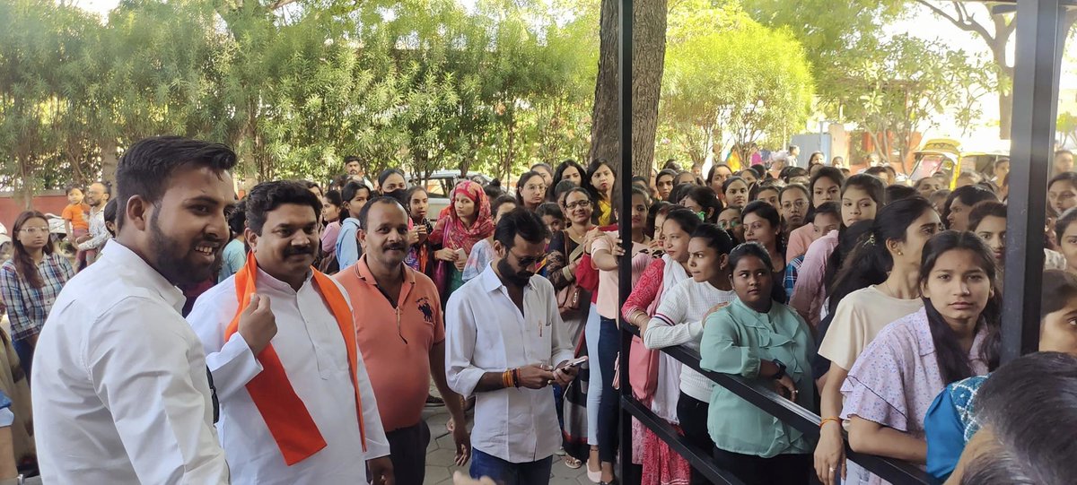 MahendraForBJP's tweet image. आज अभिनव सिनेप्लेक्स देवास में "द केरला स्टोरी" फिल्म देखने पधारी मातृ शक्ति एवं बहनों से भेंट कर संवाद किया।
इस अवसर पर देवास विकास प्राधिकरण अध्यक्ष श्री राजेश यादव जी, श्री हरिसिंह धनगर जी, पार्षद श्री प्रवीण वर्मा जी आदि उपस्थित रहे।
#thekerlastory