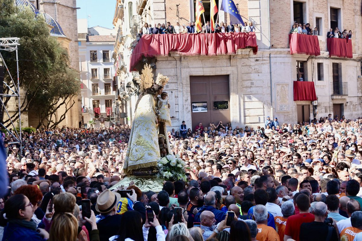 JCF_Valencia's tweet photo. 💐 Amb el trasllat de la Mare de Déu, des de la Basílica fins la @MCatedralVLC, el poble valencià demostra la seua devoció en el dia gran de la festivitat de la patrona.

🗣 “Valencians, tots a una veu: Visca la Mare de Déu!” ✨ https://t.co/RWxwLt5UXA