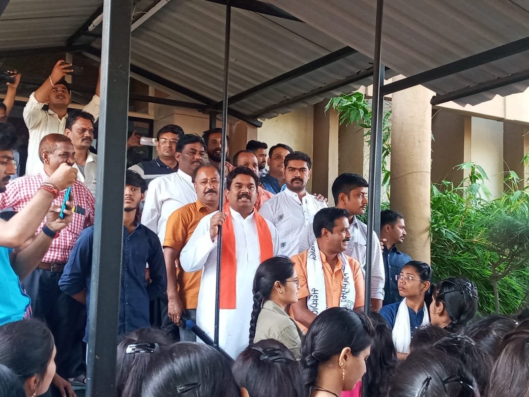 MahendraForBJP's tweet image. आज अभिनव सिनेप्लेक्स देवास में "द केरला स्टोरी" फिल्म देखने पधारी मातृ शक्ति एवं बहनों से भेंट कर संवाद किया।
इस अवसर पर देवास विकास प्राधिकरण अध्यक्ष श्री राजेश यादव जी, श्री हरिसिंह धनगर जी, पार्षद श्री प्रवीण वर्मा जी आदि उपस्थित रहे।
#thekerlastory