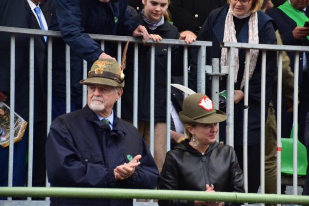 Quindi se va al Palio di Siena si veste da cavallo ? #Meloni