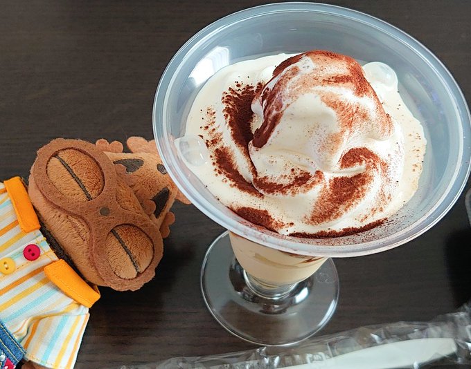 ミニストップのティラミスプリンパフェを食べたよ!! 美味しい…*゜.。*・.(*°ω°*).・*。.゜* #土偶ぬい #いろはん家